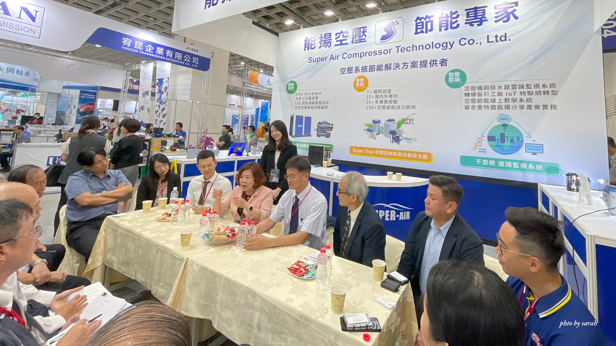 ▲2023台北自動化開展第二天,勞動部許銘春部長、職安署林毓堂副署長及TASS節能減碳產業聯盟也特地安排時間前往「能揚興業」J1304攤位給予肯定及支持。(記者陳欣伶攝)