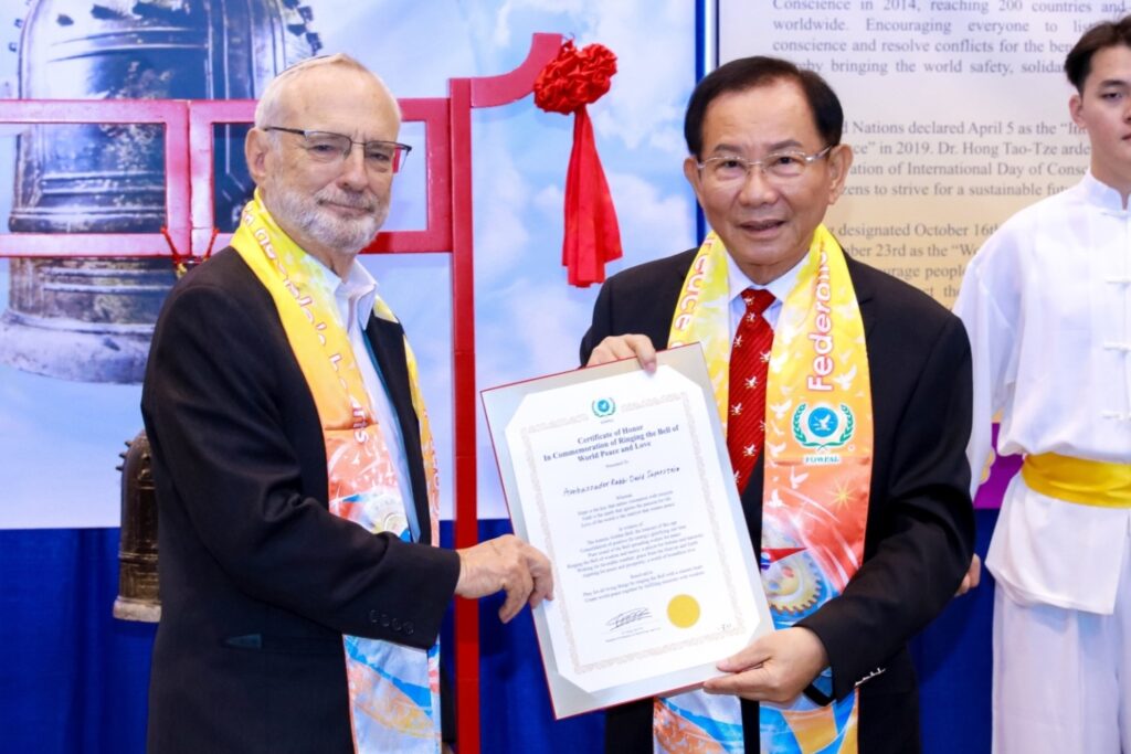 ▲洪博士頒發鳴鐘榮譽狀予前美國國際宗教自由事務無任所大使David Saperstein。(記者李欣翻攝)