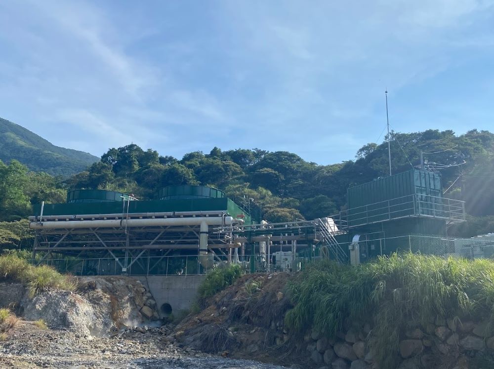 《圖說》新北市政府攜手結元公司開發地熱，並將金山區四磺子坪1MW(千瓩)設為先導電廠，市府於23日核發首座地熱能發電設備登記函。〈經發局提供〉