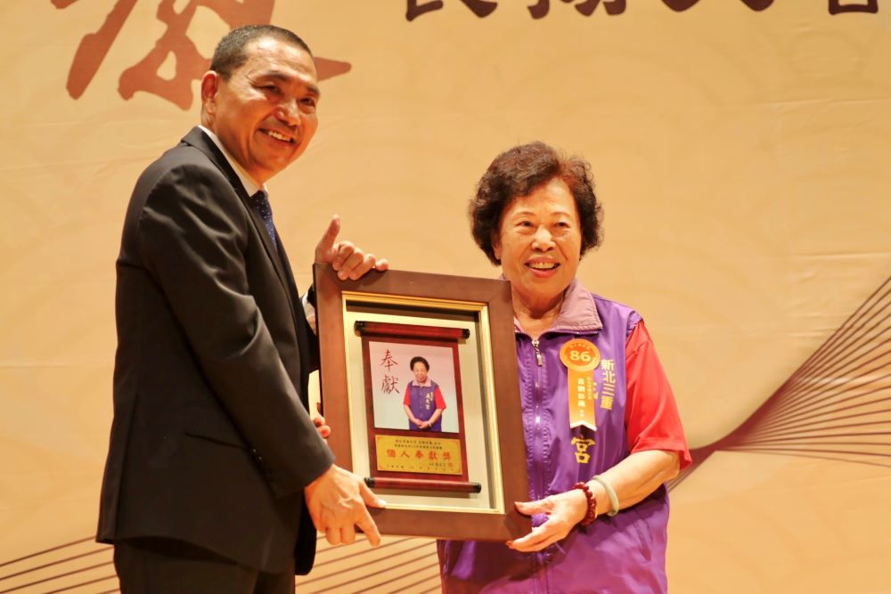 《圖說》最年長者為88歲的新北義天宮義工呂劉彩鳳。〈民政局提供〉
