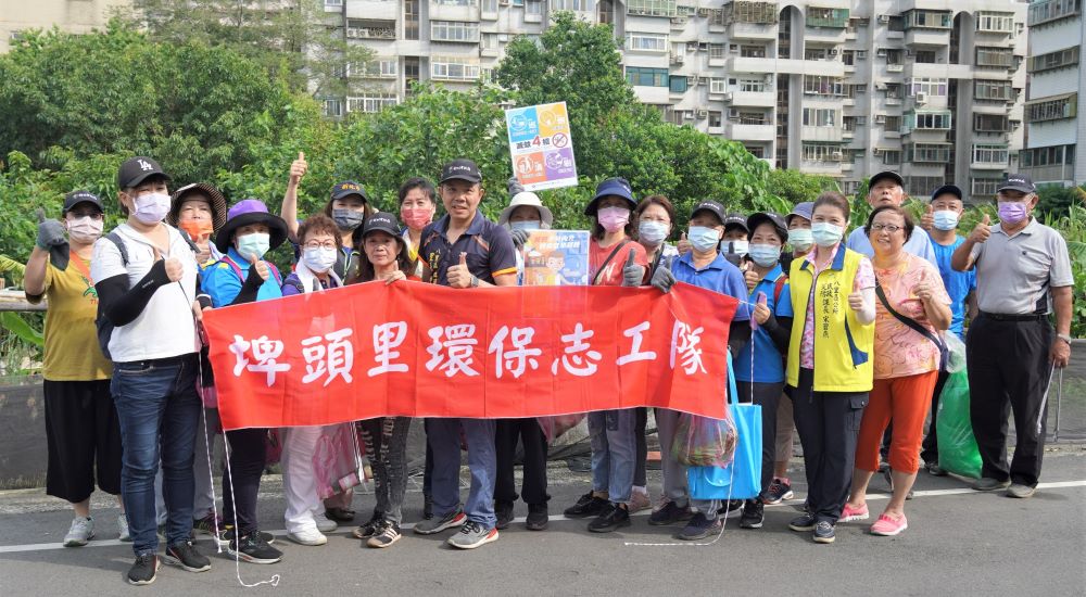 《圖說》八里區埤頭里長一早就帶領志義工進行孳生源清除。〈八里區公所提供〉