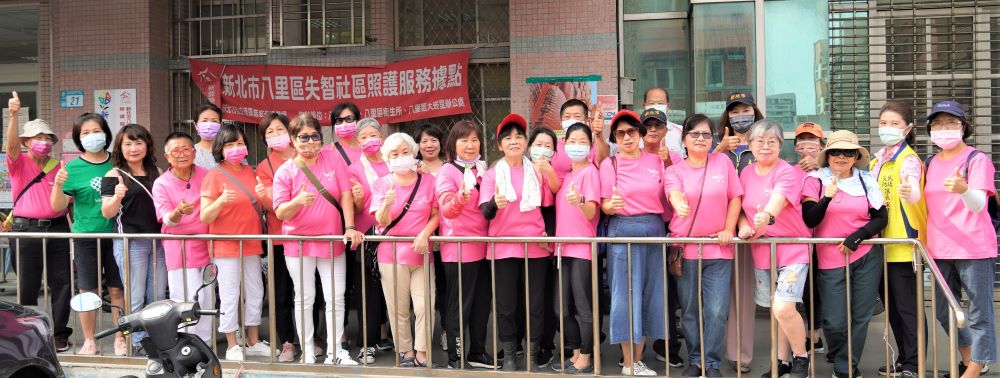 《圖說》八里區大崁里長與鄰長志義工集結進行環境清掃。〈八里區公所提供〉