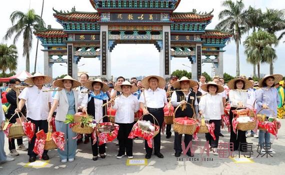 新竹縣全國義民祭啟動 中臺八縣市首長同框挑擔祈福