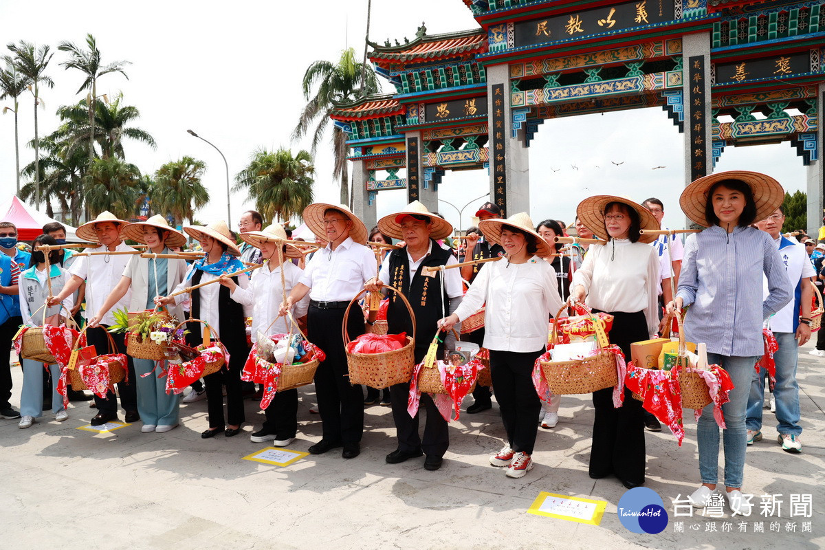 各縣市首長挑著在地特產象徵擔擔相傳代代傳。(縣府提供)