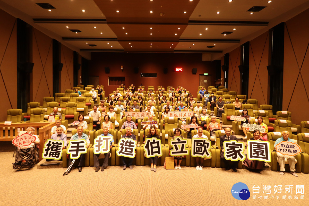 「美學無國界藝挺伯立歐」義賣公益音樂餐會，展出10位身障天使200多幅藝術創作。圖／伯立歐提供