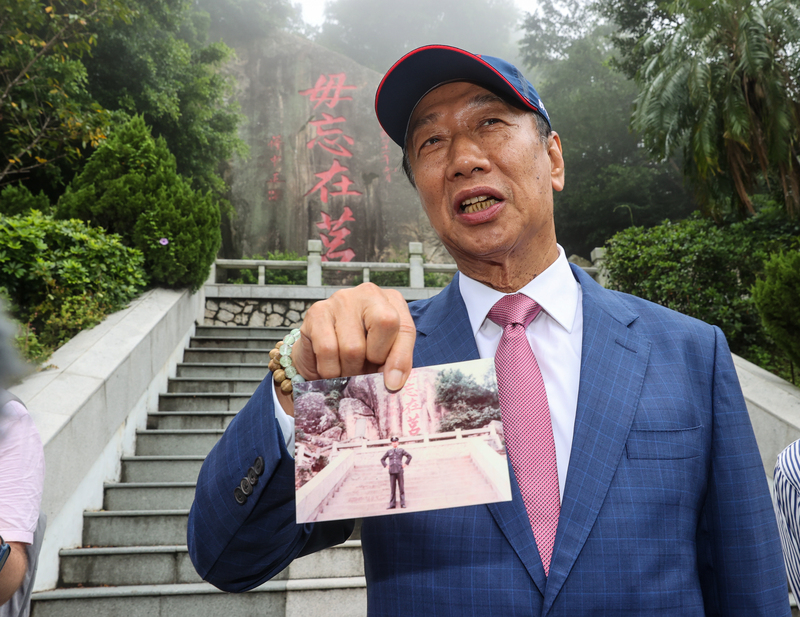 鴻海創辦人郭台銘23日前往金門太武山上的「毋忘在莒」。中央社