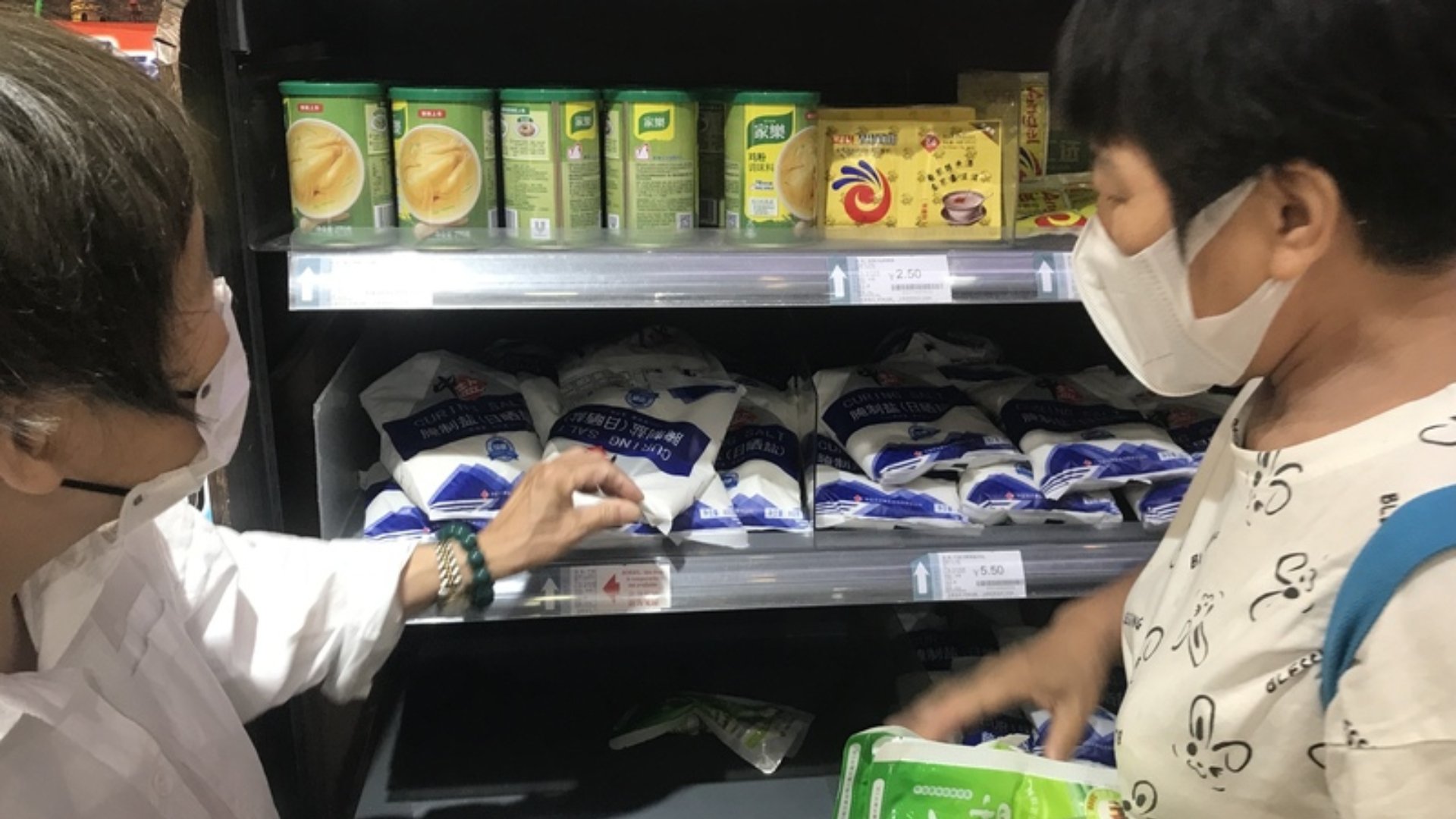 中國一些地方出現食鹽搶購現象。圖為北京市一家超市,民眾正在買鹽。中央社