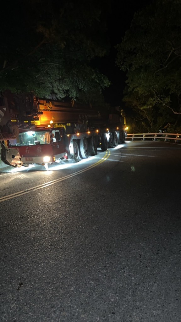 特種吊車傳動斷掉拋錨 龐大車身阻斷蘇花公路4小時才恢復通行 56 S 10354753 | 生活 生活 記者爆料網