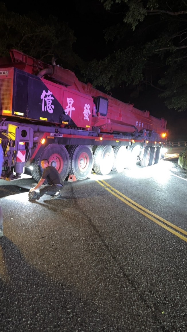 特種吊車傳動斷掉拋錨 龐大車身阻斷蘇花公路4小時才恢復通行 57 S 10354755 | 生活 生活 記者爆料網