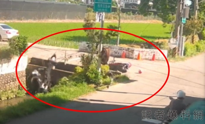 直行騎士措手不及衰撞闖紅燈機車 1車1人噴飛摔進水溝 68 直行騎士措手不及衰撞闖紅燈機車 1車兩人噴飛摔進水溝