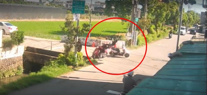 直行騎士措手不及衰撞闖紅燈機車 1車1人噴飛摔進水溝 67 777 | 社會 社會 記者爆料網