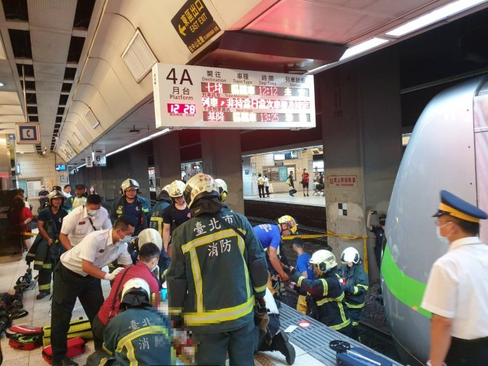 快訊/女子台北車站落軌遭進站區間車輾過卡車底 救出無生命跡象 67 411 15 | 社會 社會 記者爆料網