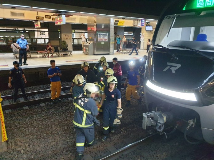 快訊/女子台北車站落軌遭進站區間車輾過卡車底 救出無生命跡象 66 412 13 | 社會 社會 記者爆料網