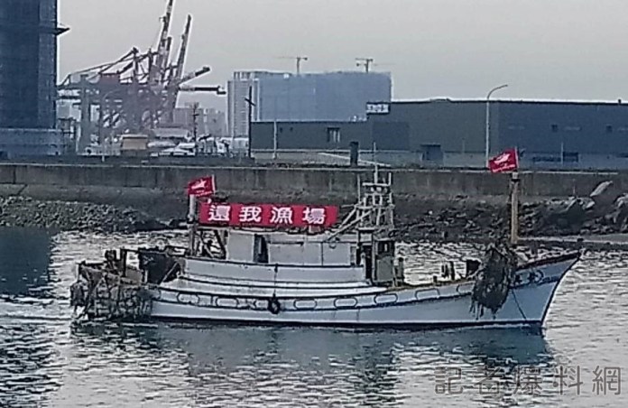 台中港擴港影響漁船捕撈 上百艘機漁船海上抗議要求台中港務分公司補償 65 3398507 | 政治 政治 記者爆料網