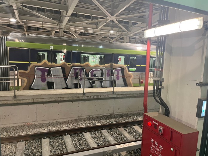 (更新案情、影片)中捷車廂遭塗鴉 警鎖定2犯嫌偵辦中 67 S 324206607 0 | 社會 社會 記者爆料網