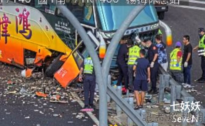 國1楊梅休息站遊覽車「暴衝撞護欄」 車頭全毀駕駛受傷 68 國1楊梅休息站 遊覽車暴衝撞護欄