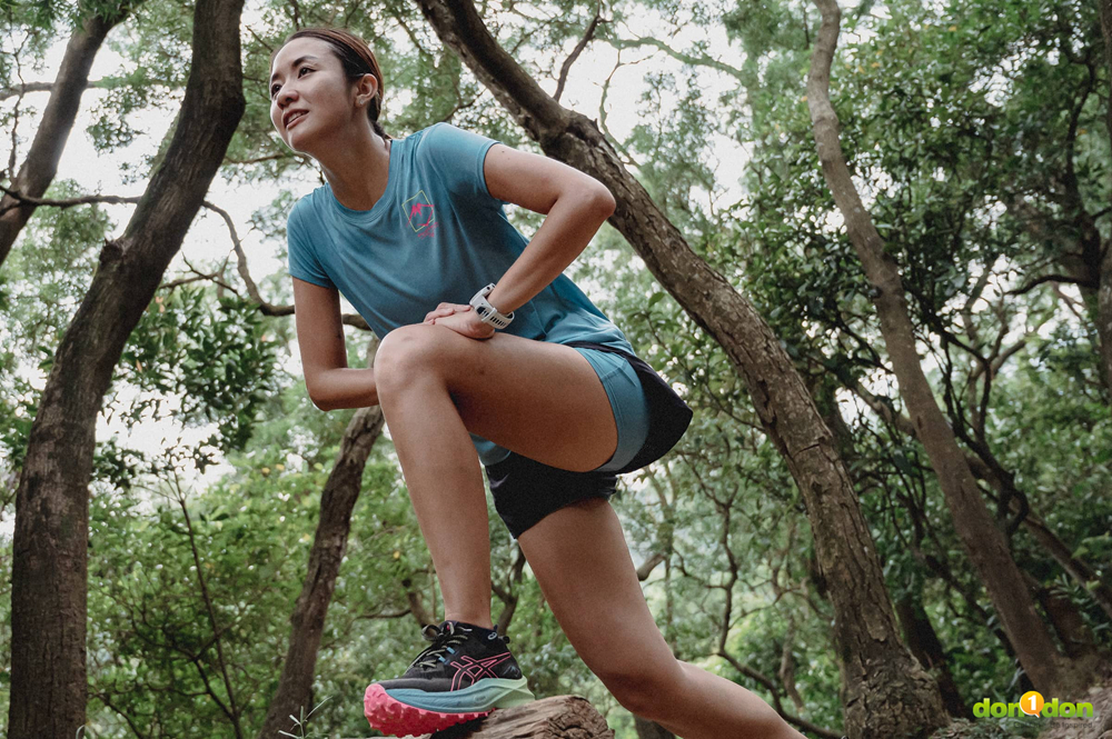 ASICS TRABUCO MAX 2 的配色設計,華麗中底搭配純粹黑色網布質感