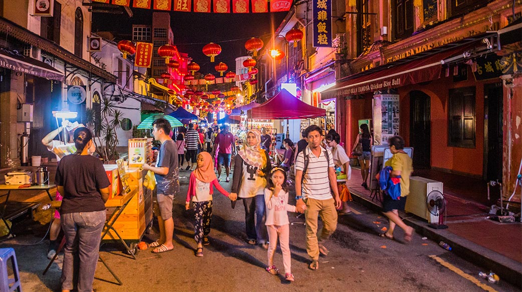 攤子 旅遊 人群 殖民 亞洲人 外觀 亞洲 紀念品 食物 馬來西亞 夜 里程碑 健康 文化 賣 中國的 擠 目的地 城市的 黃昏 鎮 街頭 聯合國教科文組織 遊客 建築 戶外 人 唐人街 忙 銷售 傳統 旅遊 店 著名 走 遺產 業務 市場