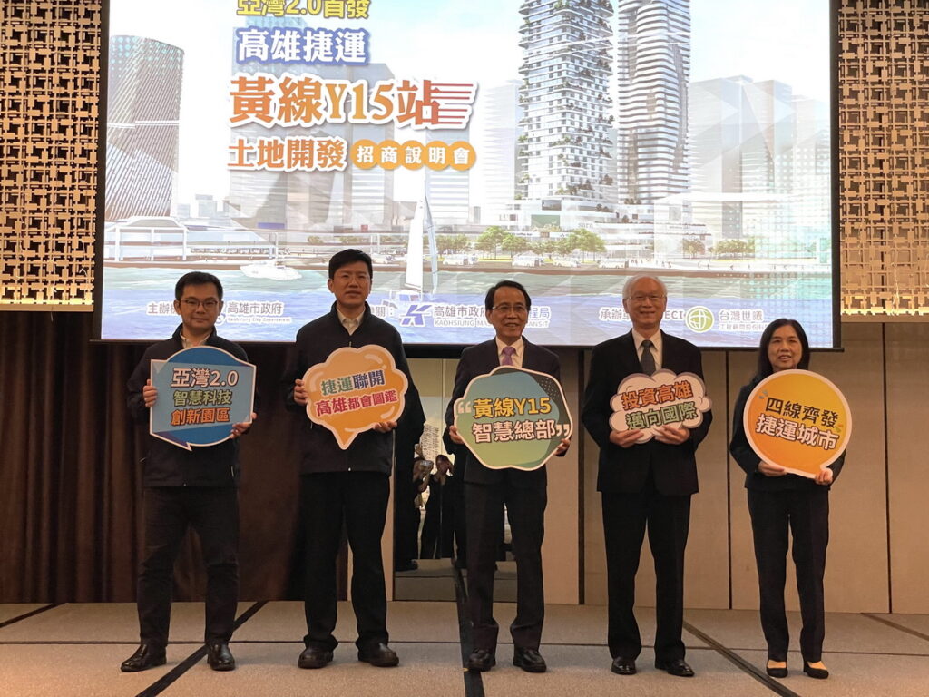 左起:捷運局黃俊翰科長、捷運局曾品杰主任秘書、高雄市政府林欽榮副市長、台灣世曦公司魏雲魯副總經理、台灣世曦公司林貴貞協理