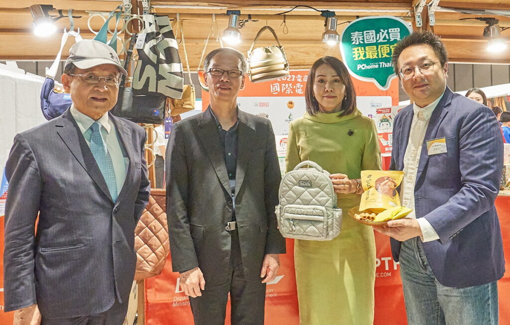 2023電商嘉年華_林副署長體驗來自泰國的特色電商商品