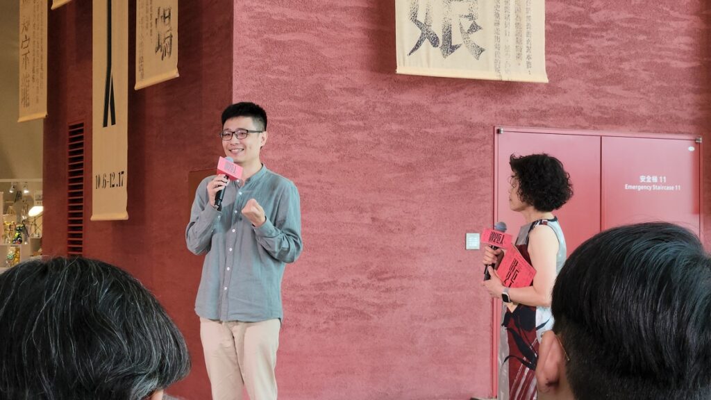 編劇陳健星分享唐美雲歌仔戲團《臥龍:永遠的彼日》11月歌劇院演出。(圖/陳惠玲攝影)
