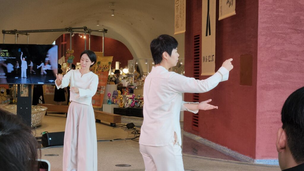 演員魏美慧、鄭尹真,現場精彩演出《感謝公主》段落畫面。(圖/陳惠玲攝影)