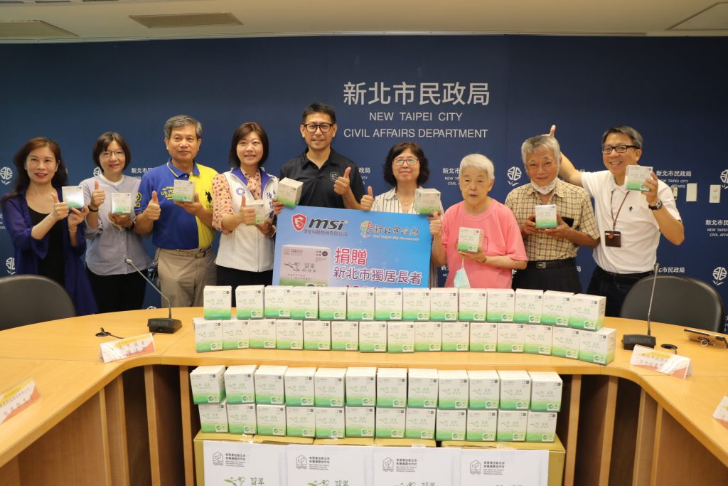 陳儀君議員（左3）媒合微星科技經理許志宏（左4）捐1萬份翡翠樹蛙茶包。(圖/新北市政府提供)