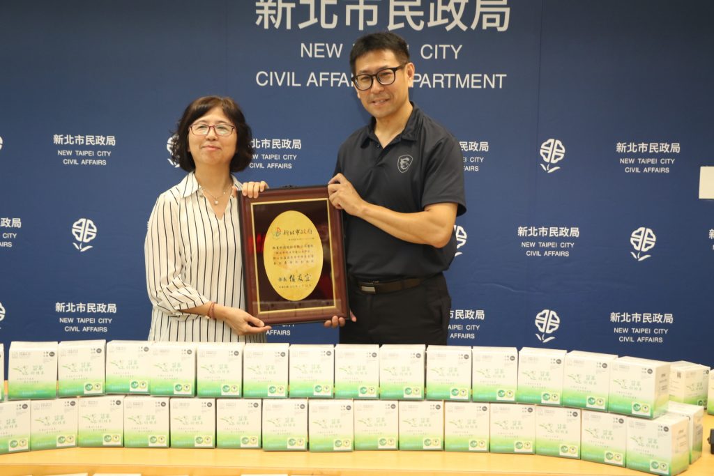社會局副局長許秀能代表侯友宜市長回贈感謝牌給微星科技經理許志宏（右）。(圖/新北市政府提供)