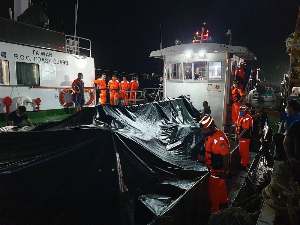 中國鐵殼漁船走私畜產品　 馬祖海巡逮三人起獲56公噸牛肚雞爪 297