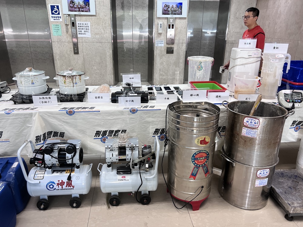 真實版絕命毒師 製毒工廠藏身工業區大型洗衣場逮四人 288 真實版絕命毒師 製毒工廠藏身工業區大型洗衣場逮四人 287