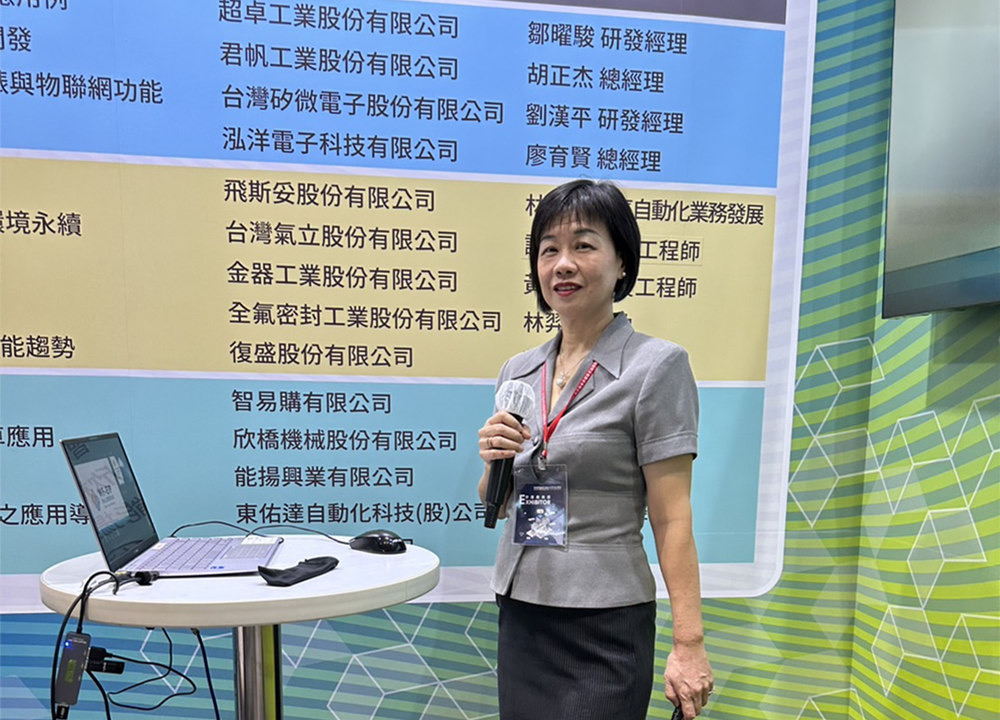 智易購行銷總監王智媛(圖)指出,「擬AI企業管理系統」最人性化的企業管理軟體,輕鬆管理,可遠端監控。(圖/智易購公司提供)