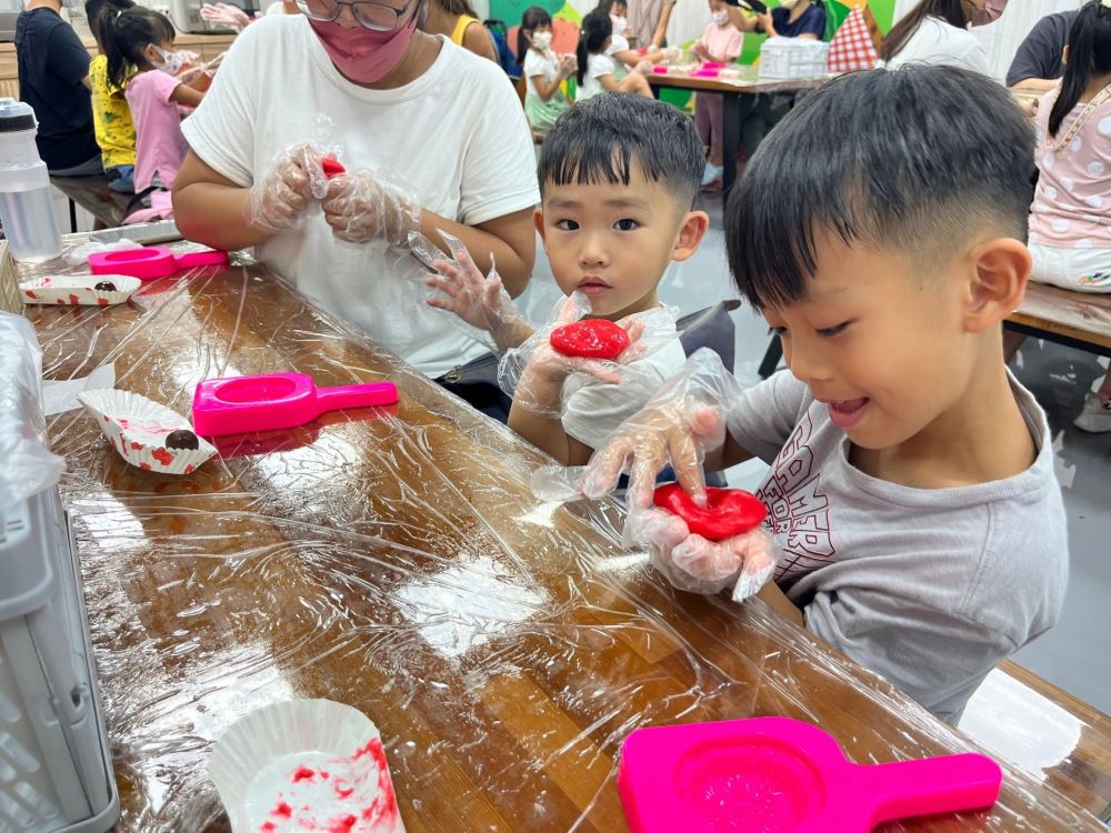 《圖說》食材的AR、VR互動導覽教學及有趣的彩色麻糬、搖搖飯糰、紅龜糕的DIY手作食品課程,讓大家在互動中有趣學習。〈經發局提供〉