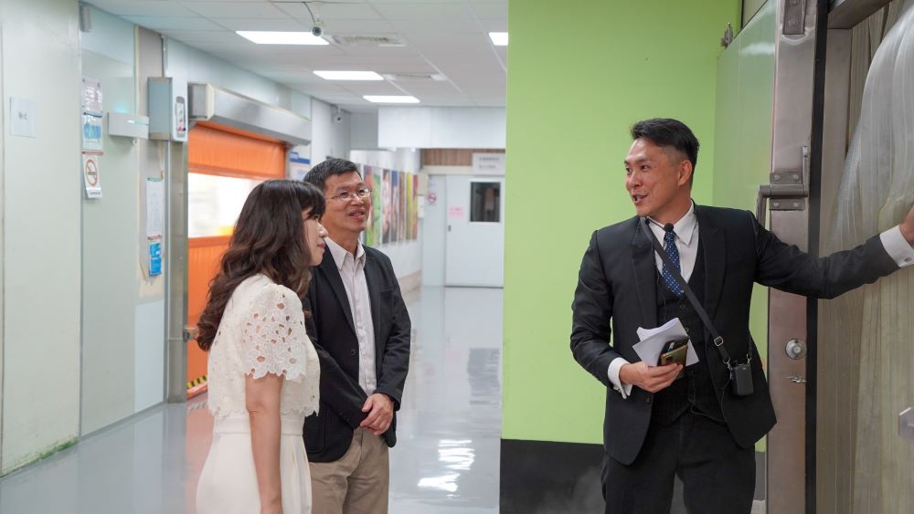 《圖說》農糧署黃昭興分署長及經發局副局長盛筱蓉進行園區導覽。〈經發局提供〉