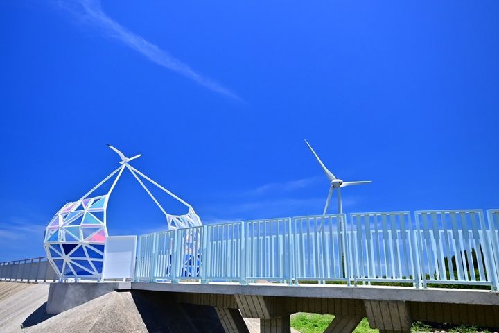 松柏漁港景觀橋-漁網造型地景。 圖:台中市政府觀光旅遊局/提供