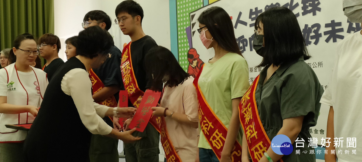 彰化縣長王惠美頒發助學金傳遞給在場每位家扶兒。圖/彰化縣政府提供