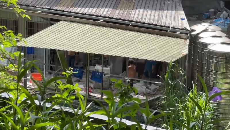 黃國昌位於新北市汐止區的透天厝,遭國產署認定侵佔國有地,近日已進行拆除工作。 民眾提供
