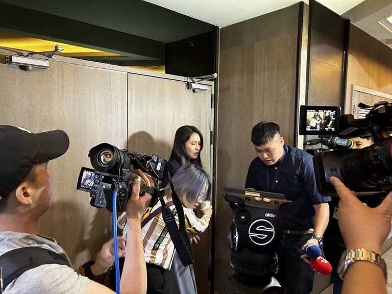 賴品妤(左3)24日記者會後,遭到中天記者緊追,離場時因推擠險絆倒,一度與中天記者發生口角。中央社