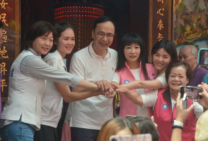 國民黨主席朱立倫(左3)26日為新北市立委參選人洪佳君(左2)站台助選。中央社
