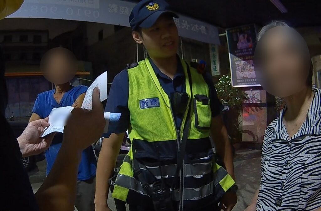 ▲圖說:老婦狂按門鈴卻等嘸家人開門,原來錯將附近老公寓當成自家 (圖/台中市政府提供)