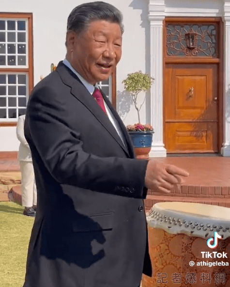 中國國家主席習近平南非觀看「台灣的」中式大鼓 網友笑:南非人不知道這樣也可以辱華 59 習近平南非觀看「台灣的」中式大鼓 網友笑:南非人不知道原來這樣也可以辱華