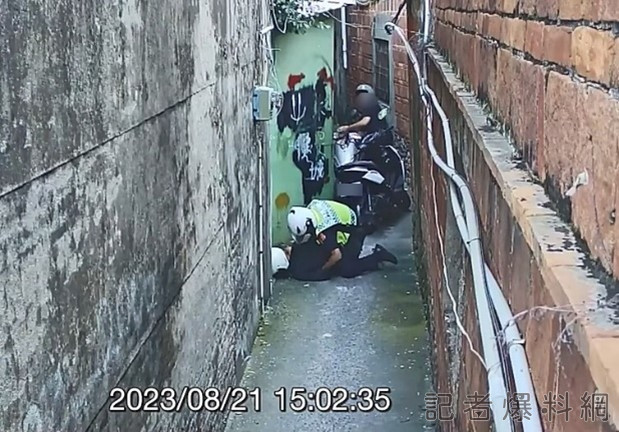 高屏偷廟賊栽了! 騎車衝進摸乳巷遭員警圍捕"狼狽趴地"落網 73 偷廟 摸乳巷
