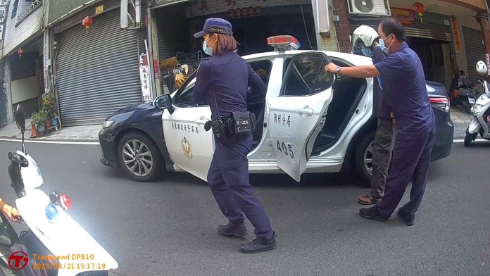 高屏偷廟賊栽了! 騎車衝進摸乳巷遭員警圍捕"狼狽趴地"落網 71 偷廟 摸乳巷