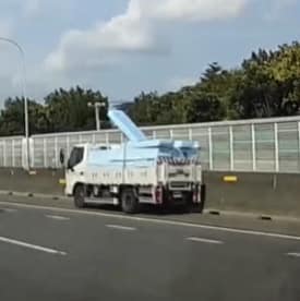 上國道慘遭保麗龍砸凹車頭 駕駛發文控"等1個月警方才回應" 78 368342178 620115396943623 4554262806596167702 n | 社會 社會 記者爆料網