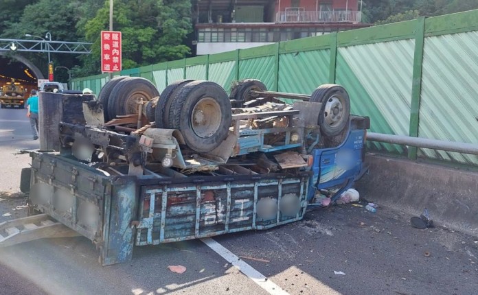 快訊/國3南下28.5K碧潭隧道出口 裝載小山貓貨車翻覆司機自行脫困 76 413 5 | 社會 社會 記者爆料網