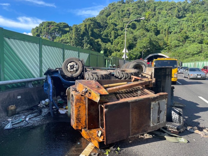 快訊/國3南下28.5K碧潭隧道出口 裝載小山貓貨車翻覆司機自行脫困 77 412 14 | 社會 社會 記者爆料網