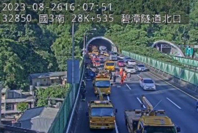 快訊/國3南下28.5K碧潭隧道出口 裝載小山貓貨車翻覆司機自行脫困 78 414 2 | 社會 社會 記者爆料網