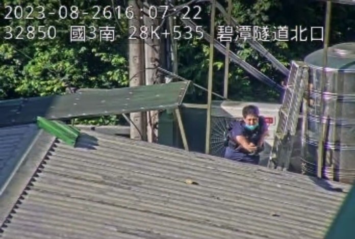快訊/國3南下28.5K碧潭隧道出口 裝載小山貓貨車翻覆司機自行脫困 79 415 1 | 社會 社會 記者爆料網