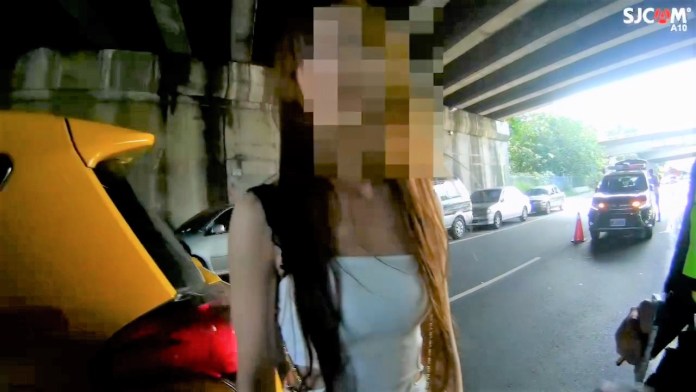 恍神辣妹坐小黃遭攔查謊報身分被戳破 後車廂行李箱藏大量毒品 76 515 | 社會 社會 記者爆料網