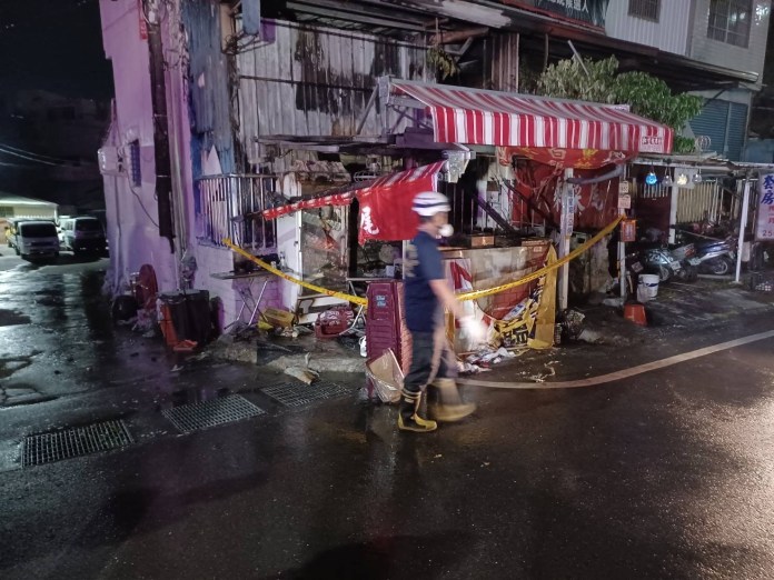 高楠公路小吃店大火 爆炸聲頻傳 消防員救出6名受困民眾 71 0C88C0D8 DD19 4588 AF1B 7B2760B516E5 | 社會 社會 記者爆料網