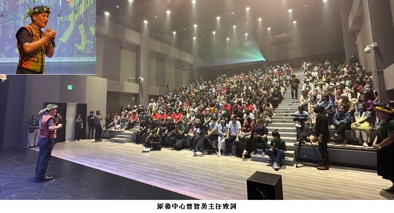 可能是 3 個人和人群的圖像